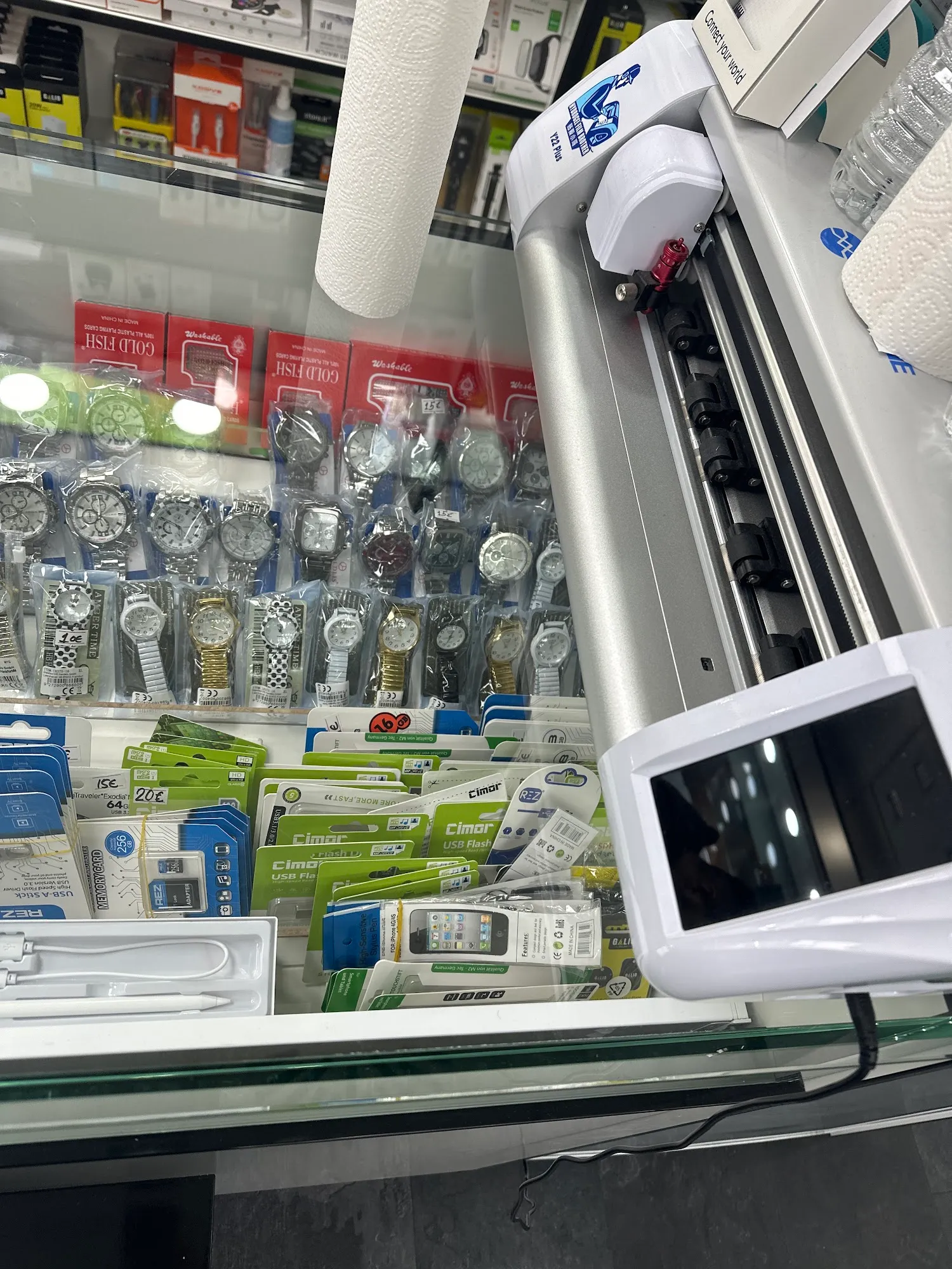 Zuschneidemaschine für Panzerglasfolie auf dem Glastresen im Laden