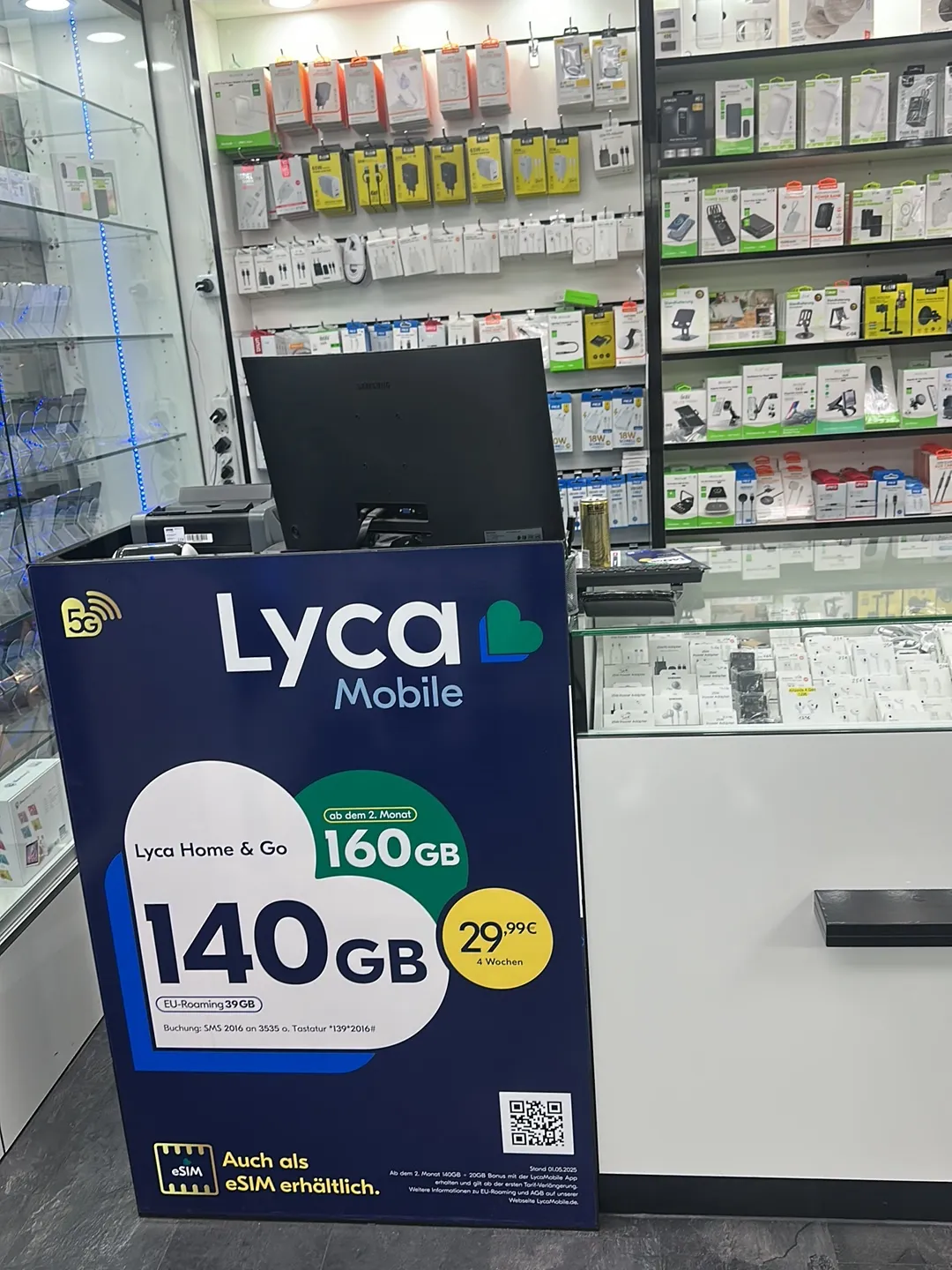 Aufsteller mit Lyca-Mobile-Tarif vor dem Verkaufstresen